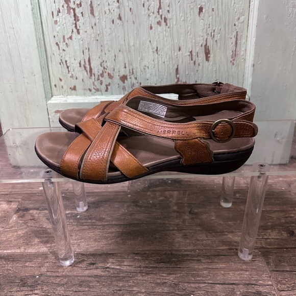 Women’s Merrell “Bassoon” brown/tan leather sandals with a cross strap design - Picture 2 of 6